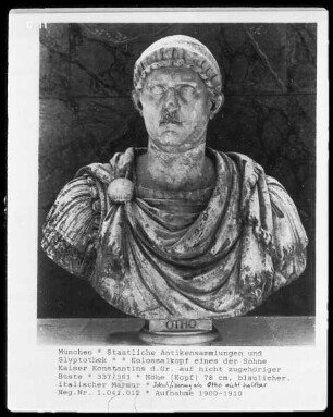 Kolossalkopf eines der Söhne Kaiser Konstantins des Großen auf nicht zugehöriger Büste