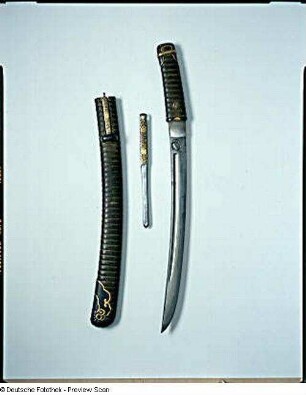 Langschwert (Katana) mit Scheide und Schwertnadel (Kogai) : Dresden. Rüstkammer. Japanisches Langschwert (Katana) mit Scheide und Schwertnadel (Kogai) (1701/1800)