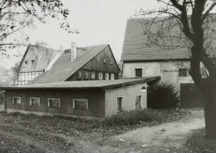 Wohnhaus mit Nebengebäuden