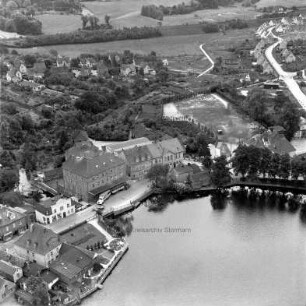 Claudius-Mühle (Matthias-Claudius-Straße 3): Luftbild des Betriebs: im Vordergrund Herrenteich