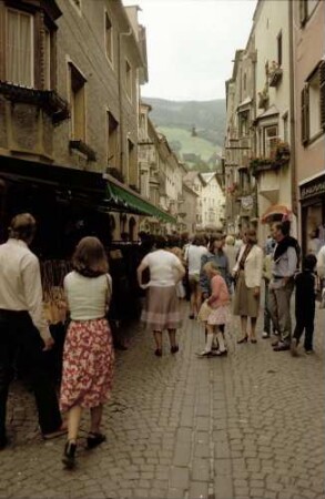 Sterzing, Vipiteno: Hauptstraße mit viel Publikum