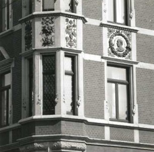 Dresden-Pieschen, Bürgerstraße 63. Rathaus Pieschen (1890/1891; R. Schilling, J. Gräbner). Erker und Fenster (1. Obergeschoss) mit Schmuck- und Personenreliefs