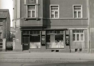 Dresden-Naußlitz. Wohnhaus mit Läden, Kesselsdorfer Straße 88, um 1910. Ladenfront (Chemische Reinigung) und Fenster (1.OG)