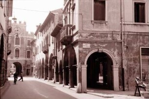 Treviso: Gasse mit Arkaden und Tor