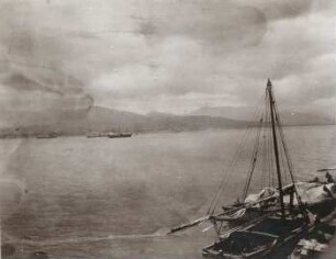 Reede von Kingston, Jamaika, Gebirge im Nebel