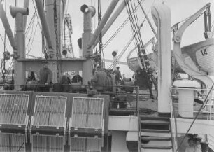 Auf Deck : Schiffsdeck mit Mannschaft und Rettungsbooten