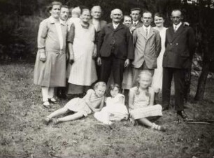 Familienfoto auf einer Wiese