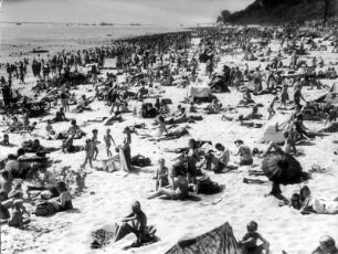Elbstrand bei Nienstedten : Hamburg. Viele Hamburger suchen 1951 Erholung am Elbestrand bei Nienstedten. Bedenkenlos konnte man zu dieser Zeit im Fluss baden