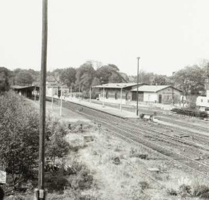 Blick vom Stellwerk auf Gleisanlagen und Güterabfertigung