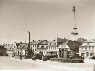 Gabel (heute Jablonné v Podještědí / Tschechien). Marktplatz mit Mariensäule und Maibaum