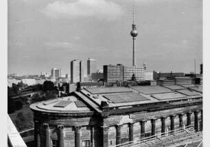 Blick vom Pergamonmuseum auf das Dach und die Westfassade der Nationalgalerie