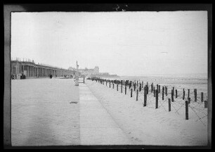 Ostende (Belgien): Strandpromenade mit Stacheldrahthindernis auf dem schneebedeckten Strand ("Mole")