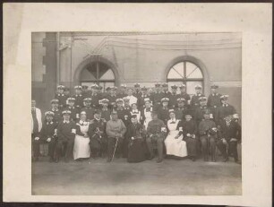 Großherzogin Luise mit Rot-Kreuz-Schwestern und Uniformierten.