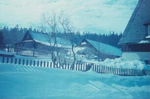 Erzgebirge. Verschneite Wohnhäuser