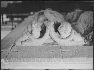 Grabdenkmal des Stifterpaares Dedo von Goitzsch (gest. 1190) und seiner Frau Mechthild (gest. 1189) : Detail: Fußgestell Mechthilds