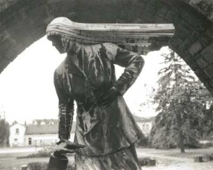 Denkmal für die Gefallenen des 1. Weltkrieges : Denkmal für die Gefallenen des 1. Weltkrieges. Stein, Metallguß (1936; G. Wrba nach A. Lange). Krankenschwester. Wurzen, Park, Am Bahnhof