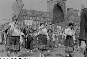 Gymnastikgruppe im Demonstrationszug beim Vorbeimarsch an der Ehrentribüne auf dem Karl-Marx-Platz (heute: Augustusplatz), im Hintergrund das Kroch-Hochhaus