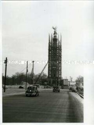 Die Umsetzung der Berliner Siegessäule auf den Großen Stern