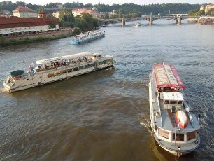 Prag - Ausflugsschiffe auf der Moldau : Ausflugsschiffe fahren auf der Moldau. Aufgenommen am 27. Juli 2011 in Prag