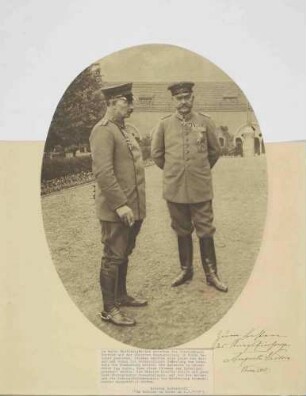 Kaiser Wilhelm II., König von Preußen im Gespräch mit Paul von Hindenburg, beide in Uniform mit Orden, im Garten stehend