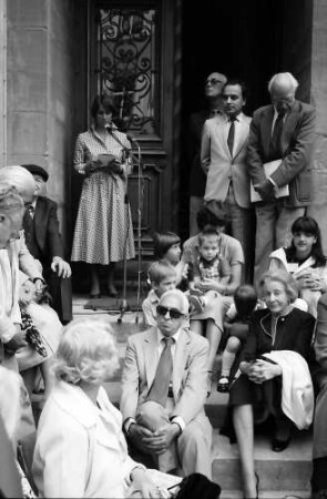 31. Tagung 1981 (29.6.-3.7.) Mediziner; Gruppe der Nobelpreisträger bei der Verabschiedung vor dem Schloss: sitzend: Severo Ochoa, Frau Ochoa, Bernadotte-Kinder mit Kinderfrau, Tochter Arber; im Portal: Gräfin Sonja Bernadotte, Graf Lennart Bernadotte, Werner Arber, Sir John C. Eccles
