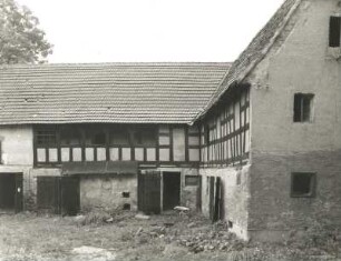 Breunsdorf, Nr. 13. Bauernhof (um 1820). Stallgebäude und Nebengebäude