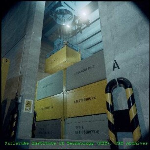 Umladen von Containern in der Hauptabteilung Dekontaminationsbetriebe (HDB)