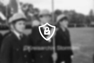 Bad Oldesloe: Kreisfeuerwehrverband Stormarn: 100-jähriges Jubiläum: Exer: Kundgebung: Fahnenträger der Jugendwehren: hinten angetretene Wehren: dahinter Bäume: 5. September 1992