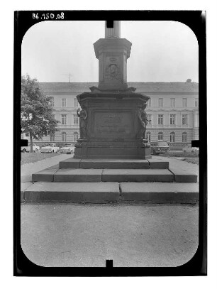 Denkmal für die Befreiungskriege von 1813 bis 1815 : Denkmal für die Befreiungskriege von 1813 bis 1815. Eisenguß; Höhe 13 m (1863-1865; A. Wolff nach Entwurd von H. Willebrand). Sockel mit Inschrift "Den Kaempfern Mecklenburg`s In den Befreiungs Kriegen 1813. 1814. 1815". Güstrow, Franz-Parr-Platz