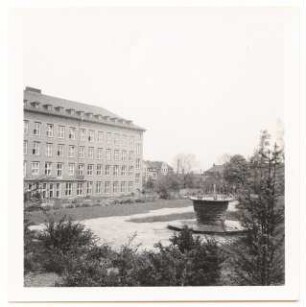 Grünflächen am Verwaltungsgebäude der Böhme Fettchemie, Chemnitz: Gebäude mit Trinkbrunnen und Plattenverlegung