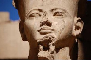 Luxor - Im Karnak Tempel : Kopf eines Pharao im Amun-Tempel von Karnak bei Luxor, wahrscheinlich Ramses II, aufgenommen 2006