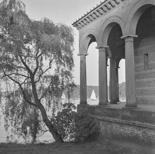 Die Heilandskirche von Potsdam-Sacrow mit Blick auf Segelboote auf der Havel