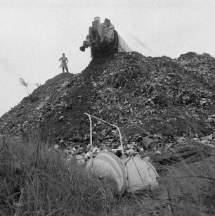 Reportage "Wohin mit dem Müll?". Fahrzeug beim Abkippen von Müll an einer Müllkippe