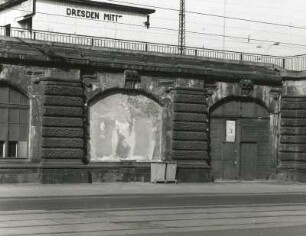 Bahnhof Dresden Mitte. Hochgleisanlage mit darunterliegendem Empfangsgebäude. Zugemauertes Rundbogenfenster und verbretterter Eingang. Oben Kopfbau der Bahnsteigtreppe : Dresden-Altstadt, Könneritzstraße. Bahnhof Dresden Mitte. Hochgleisanlage mit darunterliegendem Empfangsgebäude. Zugemauertes Rundbogenfenster und verbretterter Eingang. Oben Kopfbau der Bahnsteigtreppe