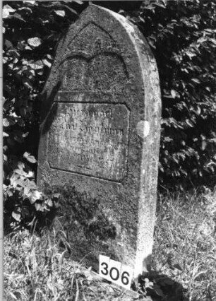Grabstein 306 (Index: 100085244) Maße HxBxT: 118x60x11 cm Beschreibung: Stele, Sockel, Spitzbogenabschluß: Grabstein 306