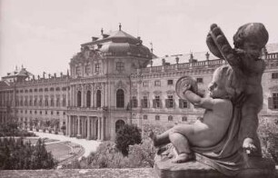 Würzburg, Residenz : Würzburg. Residenz. Blick von einer Kindergruppe auf der nördlichen Wallterrasse auf die Gartenfront