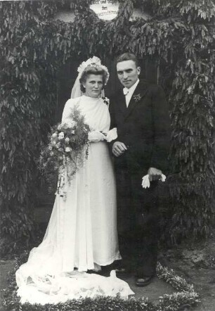 Hochzeitspaar : Gesellschaftliche Volkskultur - Sitten im Laufe des menschlichen Lebens - Hochzeit. Modernes Hochzeitspaar