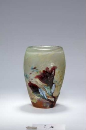 Vase mit Blüten der Küchenschelle