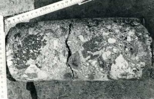Freital-Zauckerode. Paul-Berndt-Grube (ehemaliger Königin-Carola-Schacht). Tiefbohrung F 7 bei 49,0 m. Buntes Konglomerat mit kaolinisierten, gebleichten Feldspat führenden Porphyrit-Geröllen