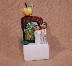 Paar vor Haus ,Apfel,Grün,(auf weißem Klotz) 2