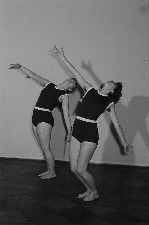 Studentinnen Christel Niemann und Helga Pankoke an der Leipziger Theaterhochschule bei gymnastischen Übungen