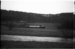 Blaue Diesellok V 500 und Triebwagen VT 3, Strecke Neufra - Gauselfingen, im Hochtal der Fehla