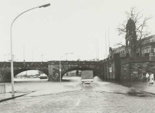 Terrassenufer an der Augustusbrücke, tiefster Punkt der Straße, bei Überflutung und Durchfahrt eines Transporters vor Sperrung. Blick gegen Vorlandbogen der Brücke und Ständehaus : Dresden-Altstadt. Terrassenufer an der Augustusbrücke, tiefster Punkt der Straße, bei Überflutung und Durchfahrt eines Transporters vor Sperrung. Blick gegen Vorlandbogen der Brücke und Ständehaus