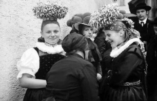 Kirnbach: Trachtengruppen stehend