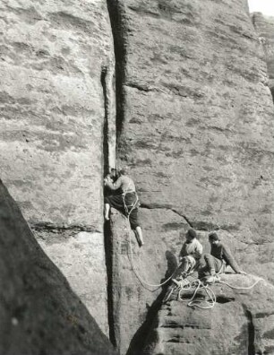 Sächsische Schweiz, Dreifingerturm. Seilschaft K. Gonda/ G. Junghans am Südriß (VII b)