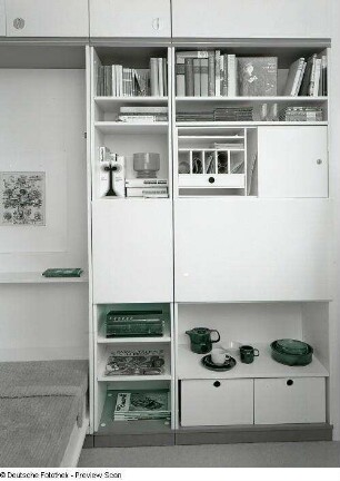 Anbauwand mit integrierter Liege : Einraumwohnung. Wohn-, Schlaf- und Arbeitszimmer (1973; Hochschule für Kunst und Design Halle (Burg Giebichenstein)). Anbauwand mit heruntergeklappter Liege