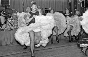 Schützenfest: Frauen der Ahrensburger Schützengilde beim Cancan-Tanz