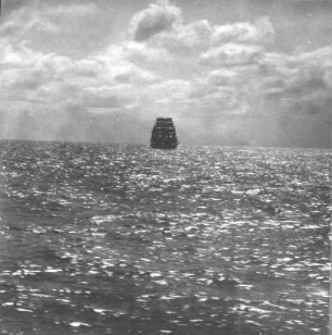 Blick vom Schiff auf offene See mit Segelschiff in mittlerer Entfernung