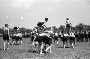 Bukarest: 1. Staatsjugendtag, Jungvolkbuben reiten