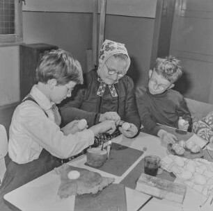 Eiermalen Trebendorf : Trebendorf. Schule. Kinder beim bemalen und verzieren von Eiern für das Osterfest